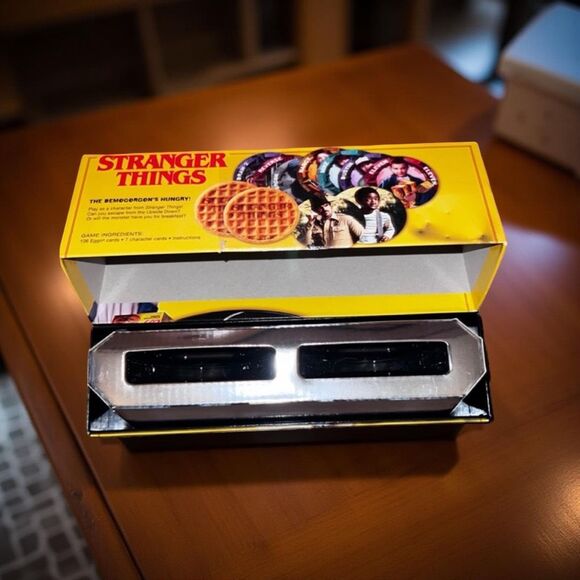 Hasbro Netflix Stranger Things Eggo Card Game Complete - Picture 3 of 7